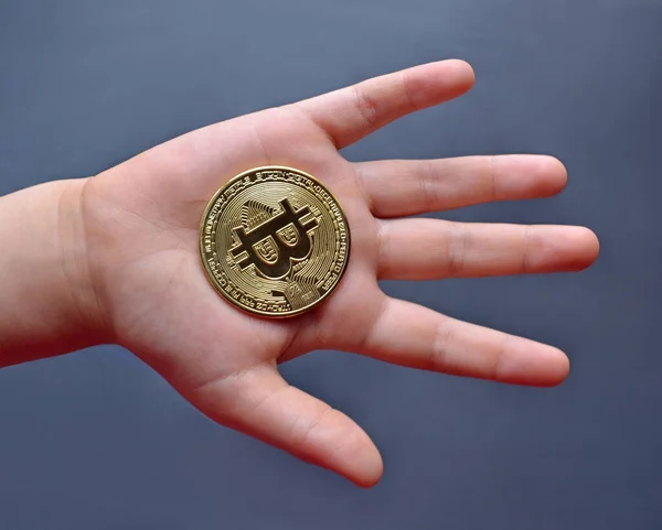 Kid Ręka Trzymać Bitcoin Kryptowaluta Token — Zdjęcie stockowe