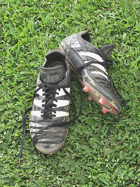 Smutsiga Fotbollsskor Gräset — Stockfoto