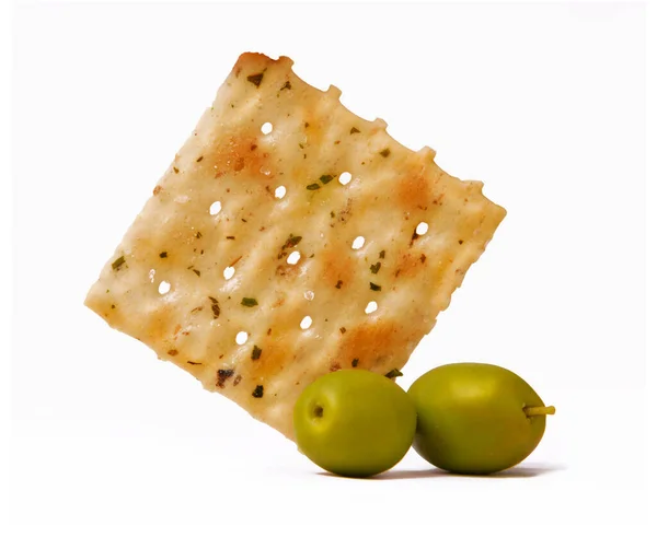 橄榄饼干 苏打水和橄榄水果 白色背景分离 — 图库照片