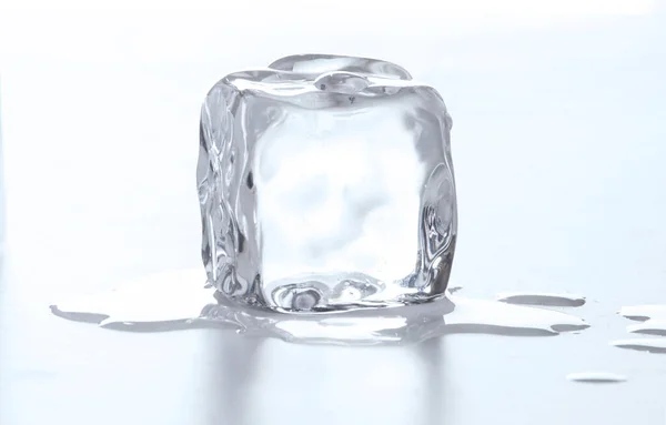 Cube Glace Fondu Eau Isolée Sur Fond Blanc Concept Réchauffement — Photo