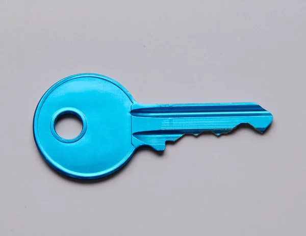 Синий Ключ Изолирован Сером Фоне — стоковое фото
