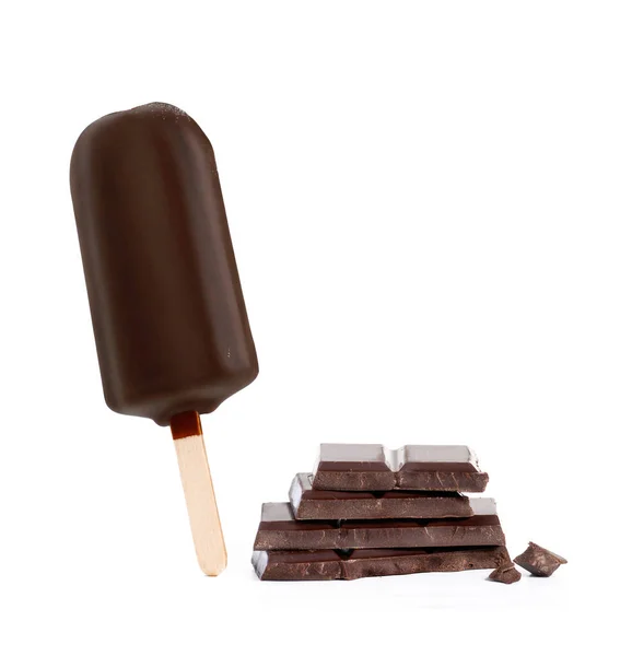 Čokoládový Nanuk Tyčinka Zmrzlina Tmavé Kousky Čokolády Stack Bílém Pozadí — Stock fotografie