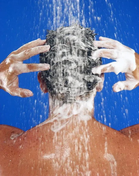 Άνδρας Στο Ντους Πλένει Μαλλιά Του Κεφαλιού Σαμπουάν — Φωτογραφία Αρχείου