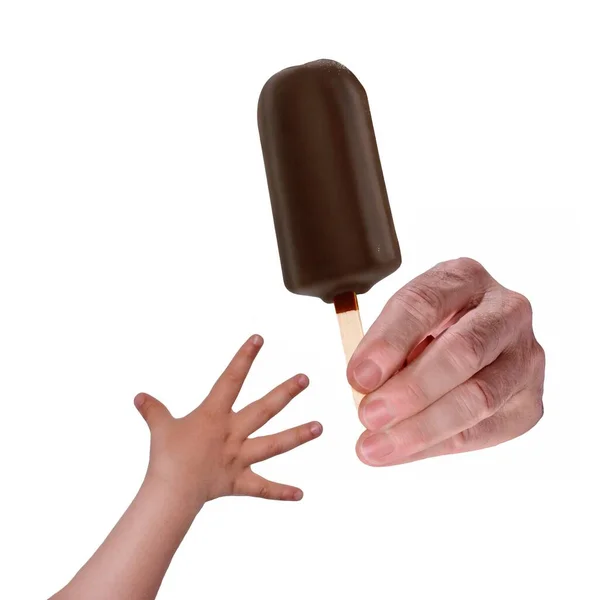 Ruka Dávat Čokoládové Nanuky Zmrzlina Dítě Ruku Bílém Pozadí — Stock fotografie