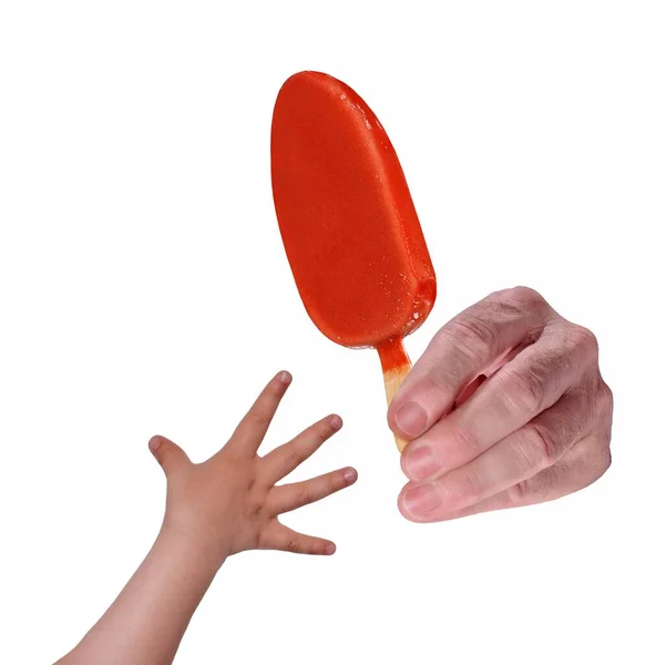 Mano Dando Helado Paleta Fresa Niño Mano Sobre Fondo Blanco —  Fotos de Stock