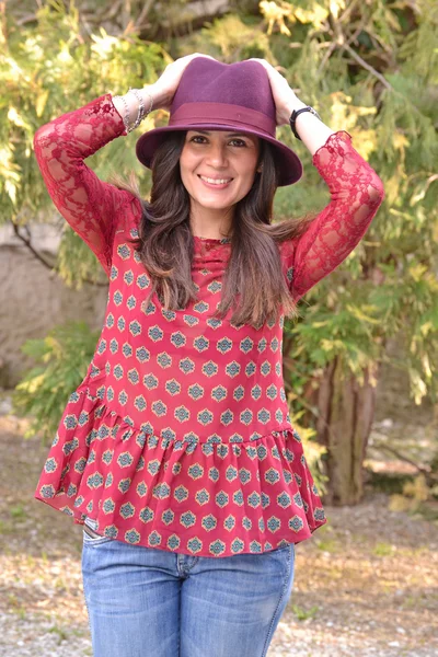 Mulher vestindo camisa vermelha e boné . — Fotografia de Stock