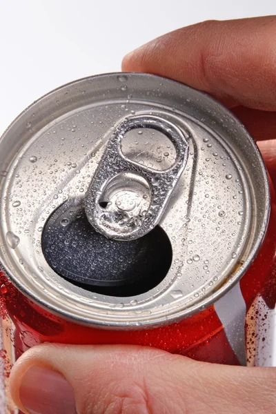 Apertura lata de refresco cola — Foto de Stock