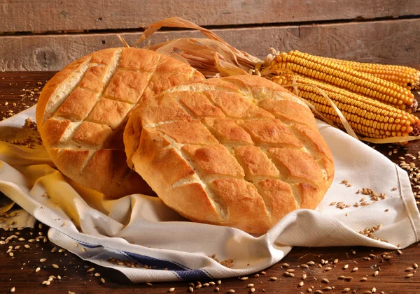 Foccacia Italiaans brood op rustieke houten tafel — Stockfoto