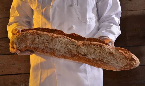 Cook κρατώντας φρέσκο ψωμί — Φωτογραφία Αρχείου