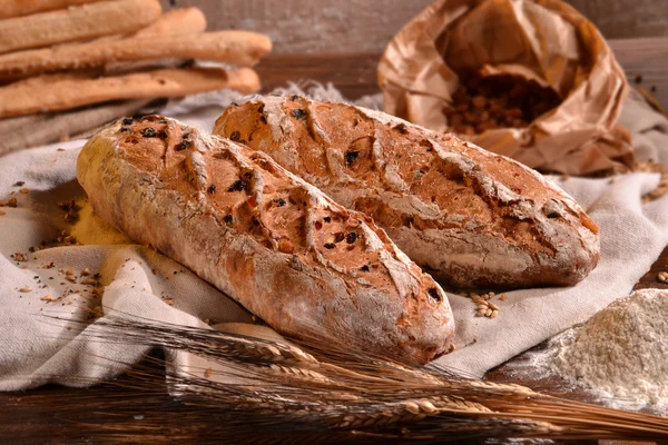 Rustika bröd och vete — Stockfoto