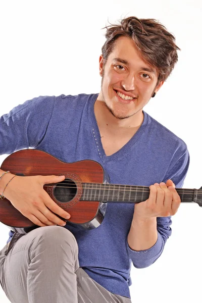 Jovem tocando uma pequena guitarra . — Fotografia de Stock