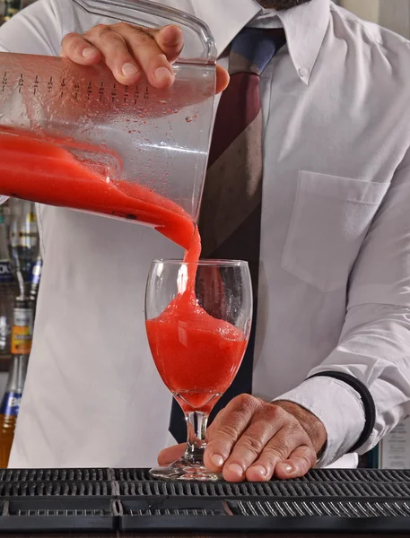 Barman voorbereiden aardbei cocktail. — Stockfoto