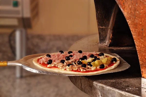 Pizza traditionnelle prête pour la cuisson — Photo