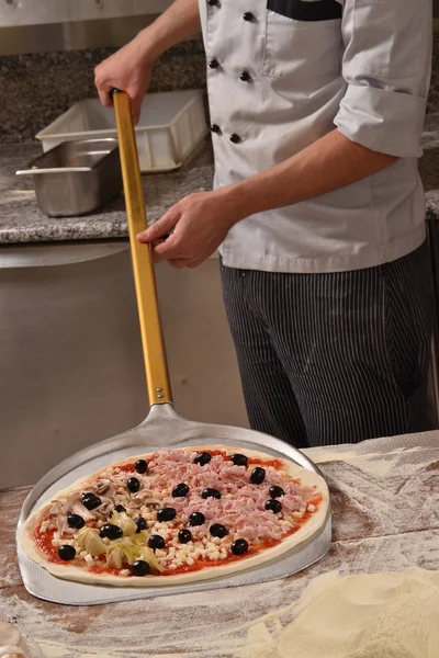 Készen áll a hagyományos pizzákat sült — Stock Fotó