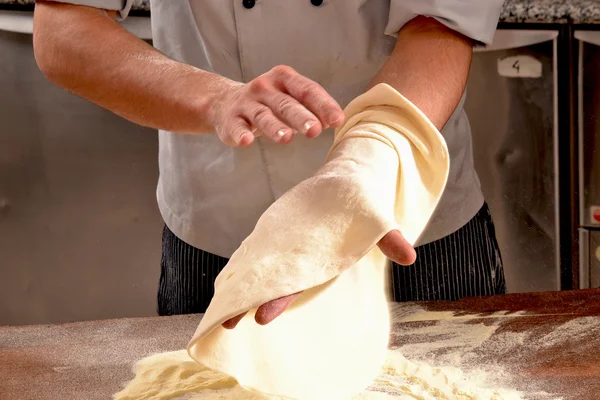 Koch bereitet Pizza zu — Stockfoto