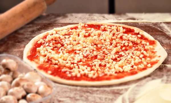 Pizza mozzarella sajt. — Stock Fotó