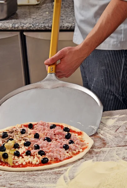 Pizza traditionnelle prête pour la cuisson — Photo