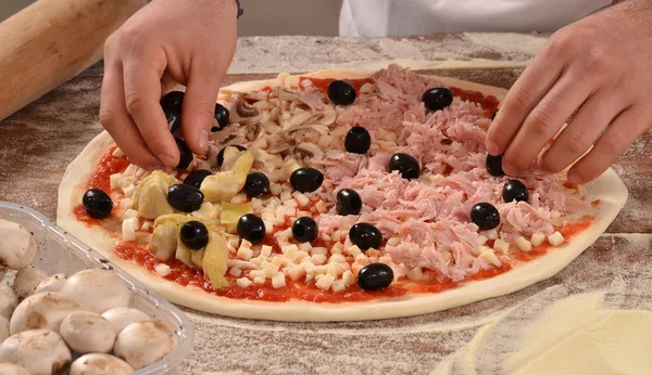 Cook hands preparing pizza — Stock Photo, Image