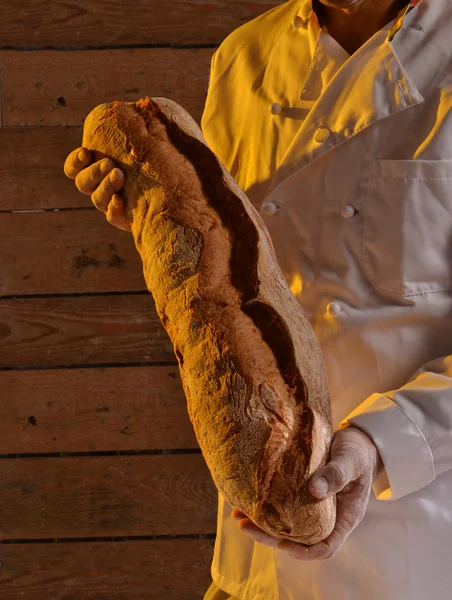 Chef segurando pão fresco — Fotografia de Stock