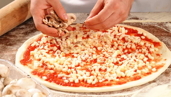Cocinar las manos preparando pizza — Foto de Stock