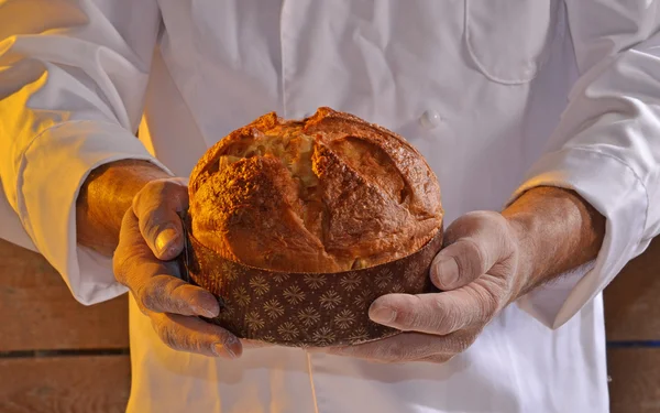 Panettiere con pane in mano . — Foto Stock