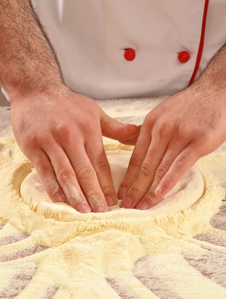 Koch bereitet Pizza zu — Stockfoto