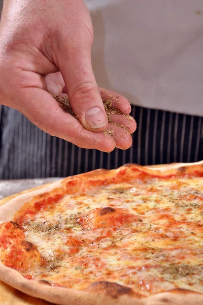 Pizzaya malzemeler ekleme. — Stok fotoğraf