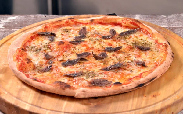 Pizza met ansjovis — Stockfoto