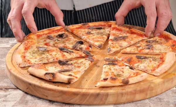 Cozinhe segurando uma pizza — Fotografia de Stock