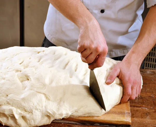 Kocken förbereder och skära bröd — Stockfoto