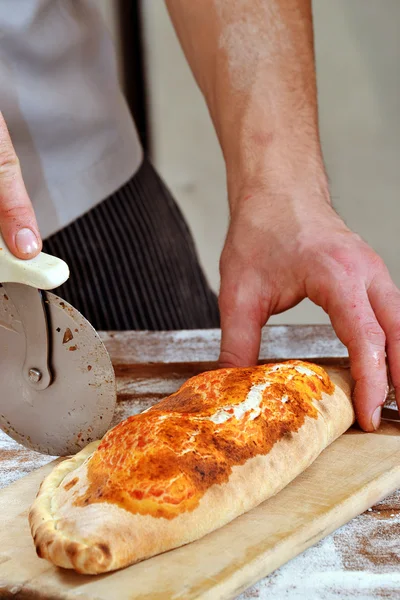 Styckning och förbereda calzone — Stockfoto