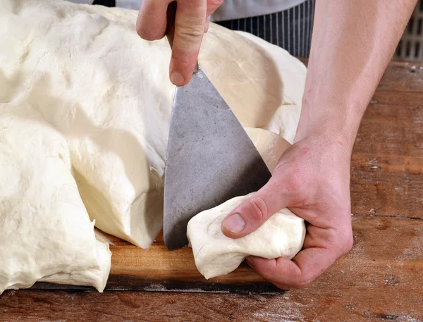 Kucharz przygotowuje i cięcia chleba — Zdjęcie stockowe