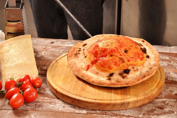 Préparation du pain pizza calzone . — Photo