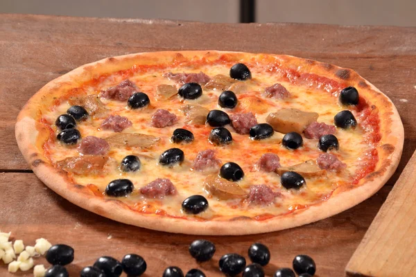 Zwarte olijven pizza — Stockfoto