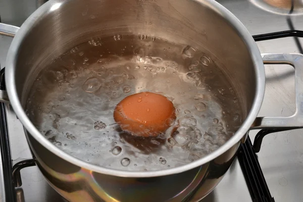 Boiling egg — Stock Photo, Image