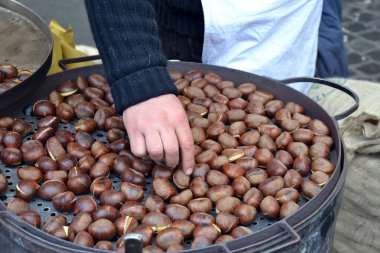 Açık havada chesnuts kavurma