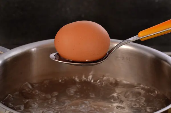 Boiling egg — Stock Photo, Image