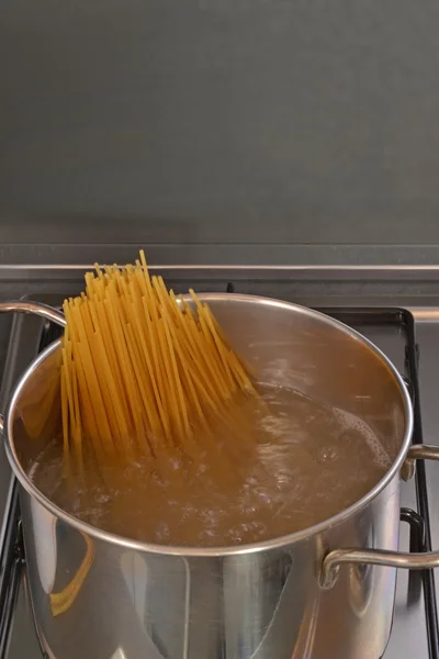 Voorbereiding van spaghetti pasta — Stockfoto