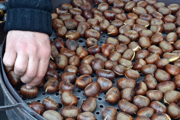 Torrefazione di chesnuts all'aperto — Foto Stock