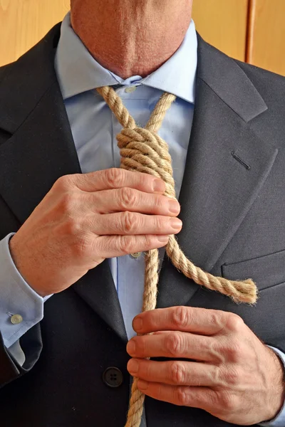 Hangman adjusting a noose rope — Stock Photo, Image