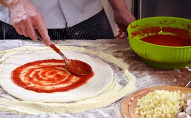 Salça ekleyerek Cook