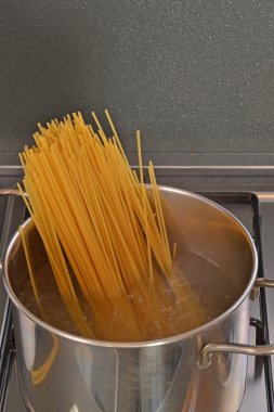 Tencerede ham spagetti