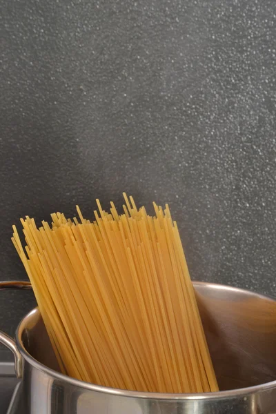 Сырые спагетти в кастрюле — стоковое фото