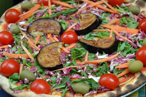 Pizza met aubergines en tomaten — Stockfoto