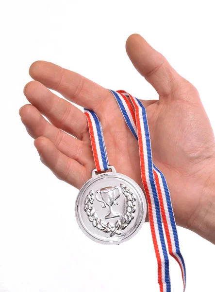 Mano sosteniendo una medalla de plata — Foto de Stock