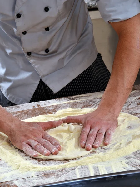 Cocinar preparando pizza —  Fotos de Stock