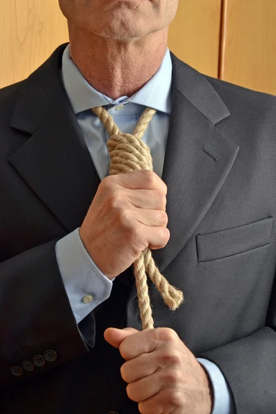 Hangman adjusting a noose rope — Stock Photo, Image