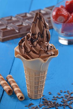 Çikolatalı dondurma kupası.