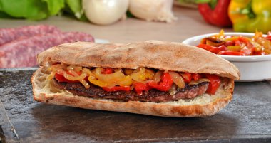 Salamlı sandviç ve malzemeler.