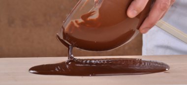 eritilmiş Bitter çikolata dökülen adam